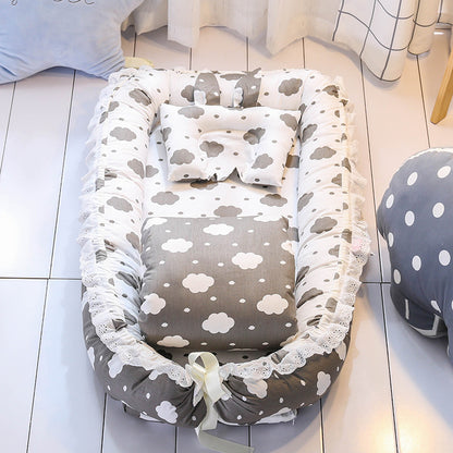 Faltbares Babybett mit Decke und Kissen
